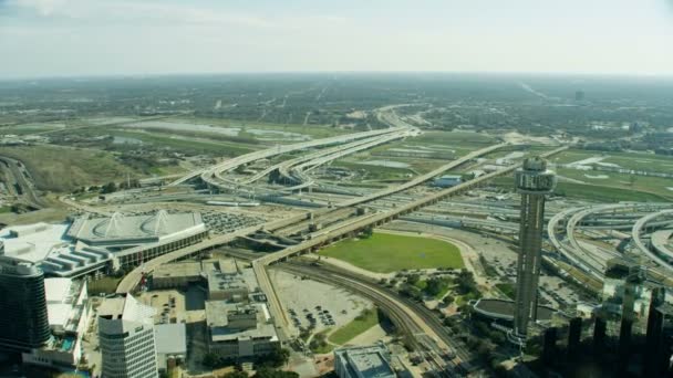 联合观测塔架空车辆公路和三位一体河市中心金融区摩天大楼达拉斯得克萨斯美国得克萨斯州 — 图库视频影像