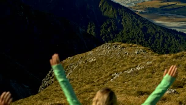 Veduta Aerea Drone Giovani Avventurieri Caucasici Raggiungere Loro Obiettivo Trekking — Video Stock