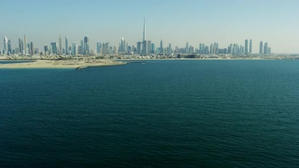 Aerial Avslöja Kustnära Strandlinjen Utsikt Över Burj Khalifa Och Staden — Stockvideo