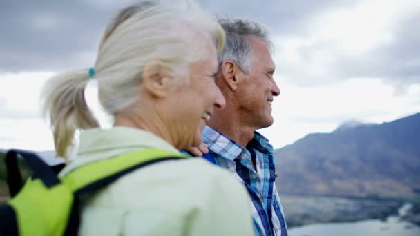 Kärleksfull Friska Äldre Kaukasiska Par Njuter Pension Vandring Utomhus Remarkables — Stockvideo