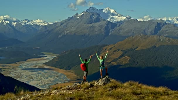 Luchtfoto Drone Oogpunt Passen Kaukasisch Mannetje Vrouwtje Expeditie Doelstellingen Fiordland — Stockvideo