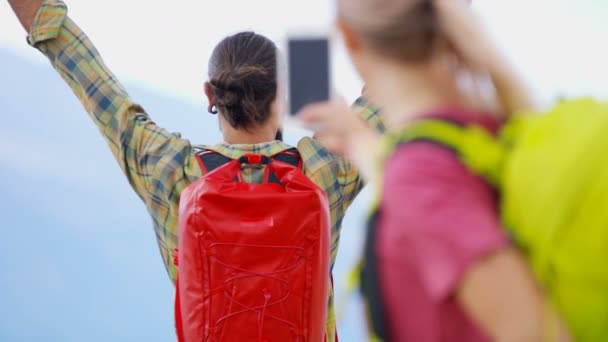 Kavkazský Žena Pomocí Mobilní Technologie Pořízení Fotografie Její Přítel Dosažení — Stock video