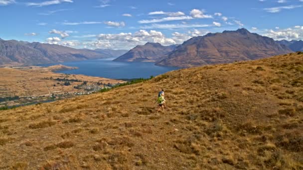 空中无人机视图健康的白种老年人步行保持适合的瓦卡蒂普湖有抱负的湖泊新西兰 — 图库视频影像
