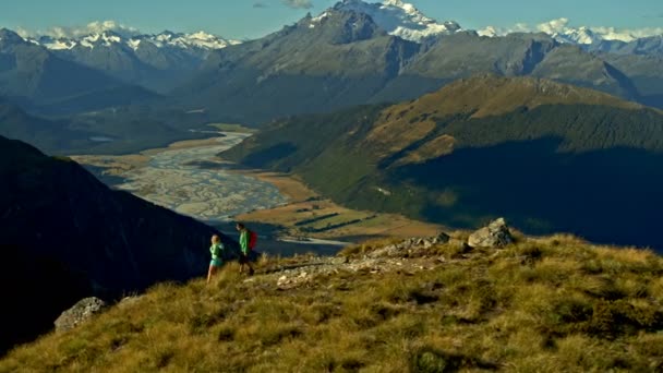 Aerial Drone Healthy Young Caucasian Couple Hiking Adventure Expedition Fjordland — Vídeo de stock