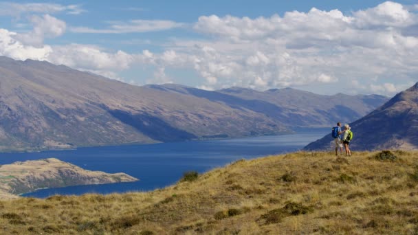 适合成熟的白种情侣与背包徒步旅行保持健康的 Remarkables 山有抱负的新西兰 — 图库视频影像