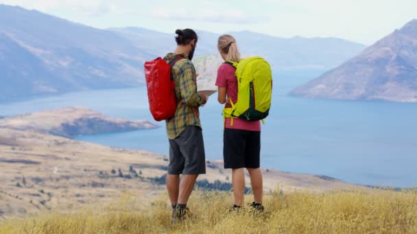 Mladí Kavkazská Dobrodružství Cestovatelé Turistiky Plánování Turné Čtení Mapu Remarkables — Stock video