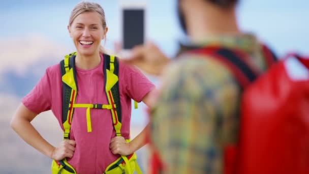 Maschio Caucasico Utilizzando Tecnologia Mobile Scattare Foto Femmina Raggiungere Successo — Video Stock