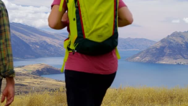 Jovens Caucasianos Aventura Homens Mulheres Viajantes Com Mochilas Andando Remarkables — Vídeo de Stock