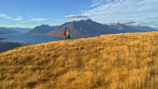 空中ドローン アクティブな白人様にリマーカブルズ湖ワカティプ新しいニュージーランドの自然の中のハイキングを楽しむ屋外観 — ストック動画