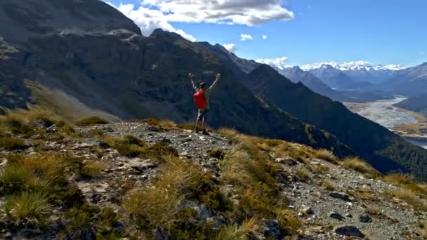 フィット白人冒険男性旅行者のハイキング マウント アスパイア リング国立公園ニュージーランド彼の野心を達成する空中ドローン ビュー — ストック動画