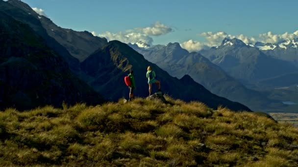 Drone Aéreo Jovens Caminhantes Aventura Caucasianos Com Mochilas Desfrutando Trekking — Vídeo de Stock