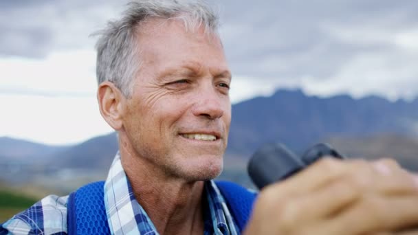 Healthy Caucasian Senior Male Binoculars Trekking Clean Wilderness Aspiring Lake — Stock Video