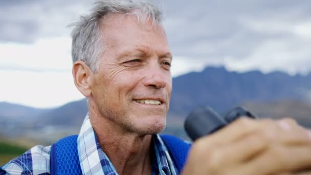 Homme Âgé Caucasien Bonne Santé Avec Jumelles Trekking Nature Sauvage — Video