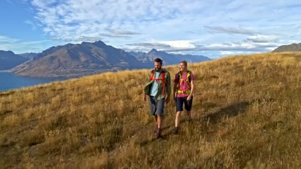 Aerial Drönarvy Lyckliga Kaukasiska Äventyr Paret Promenader Vildmarken Nyazeeländskt Remarkables — Stockvideo