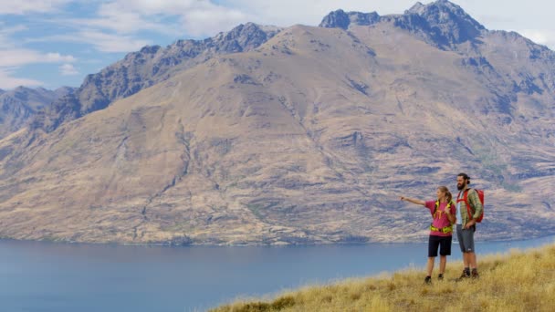 Joven Activo Caucásico Masculino Femenino Aventura Equipo Aire Libre Disfrutando — Vídeos de Stock