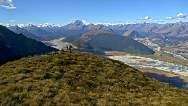 空中无人机视图适合高加索男性和女性团队户外享受冒险远征在有抱负的新西兰 — 图库视频影像