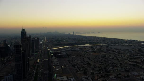 空中日落城市海滨景观城市公路摩天大楼地铁轨道商业区现代车辆运输公路阿拉伯联合酋长国中东迪拜 — 图库视频影像