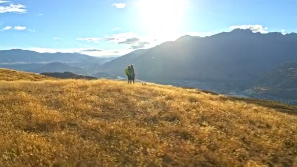 Antenn Drönare Aktiva Friska Kaukasiska Manlig Och Kvinnlig Trekking Naturen — Stockvideo