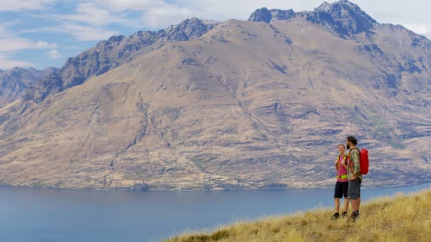 年轻的高加索男性和女性户外享受徒步旅行的性质福德岛 Remarkables 新西兰 — 图库视频影像