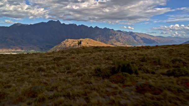 空中的适合高级白种情侣享受度假徒步旅行使用双筒望远镜室外的 Remarkables 湖瓦卡蒂普新西兰 — 图库视频影像