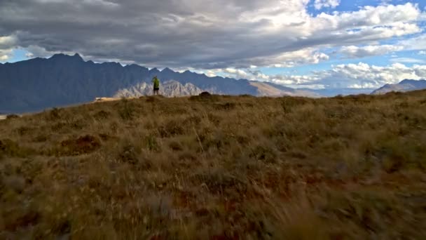 空中的白种人高级女子旅客徒步旅行使用双筒望远镜户外瓦卡蒂普湖有抱负的湖泊新西兰 — 图库视频影像