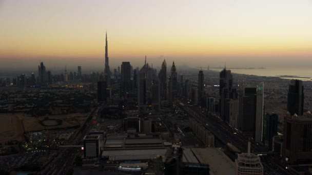 Antenowe Zachód Oświetlony Ulicę Sheikh Zayed Road Wieżowce Metro Rail — Wideo stockowe