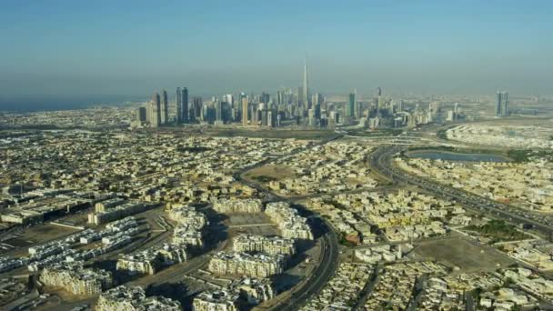 鸟瞰城市郊区和商业区现代车辆运输公路阿拉伯联合酋长国中东迪拜 — 图库视频影像