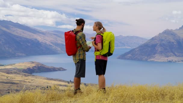 Passa Kaukasiska Äventyr Par Med Ryggsäckar Läsa Karta Vandring Fjordland — Stockvideo