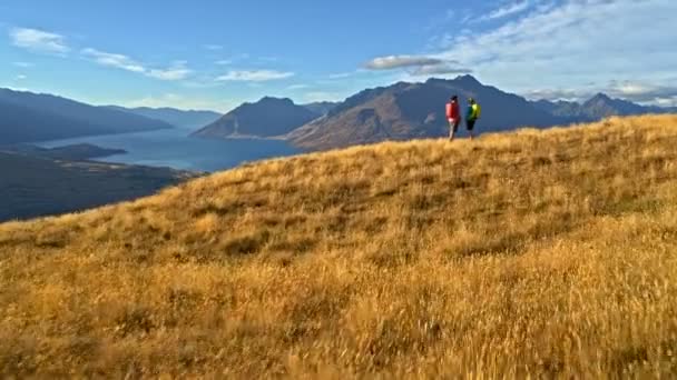 Luchtfoto Gedreun Van Jonge Kaukasische Avontuur Paar Trekking Natuur Aspirant — Stockvideo