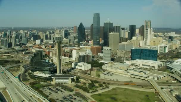 Luchtfoto Van Reünie Observatie Toren Met Het Draaiende Restaurant Downtown — Stockvideo