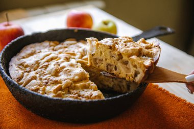 Vintage formundaki elmalı turta. Elma ve pasta ile sonbahar kompozisyon. Tatlı yemeye hazır.