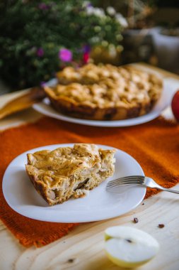 Ev yapımı elmalı turta. Elma ve pasta ile sonbahar kompozisyon. Sonbahar tatlı. Tatlı yemeye hazır.
