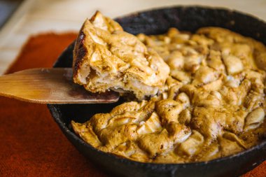 Vintage formundaki elmalı turta. Elma ve pasta ile sonbahar kompozisyon. Tatlı yemeye hazır.