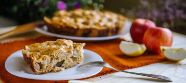 Ev yapımı elmalı turta. Elma ve pasta ile sonbahar kompozisyon. Sonbahar tatlı. Tatlı yemeye hazır.