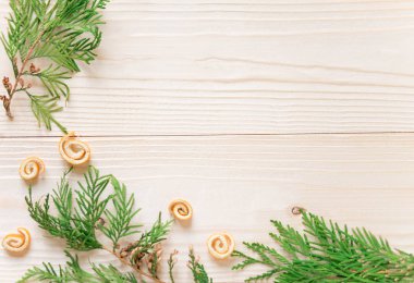 Noel ağacı ile Noel kompozisyon. Beyaz ahşap zemin üzerinde yılbaşı banner sekli metin için. Doğal iğneler dalları ile kolaj. Yeni yıl kompozisyon