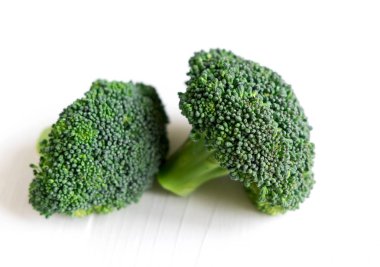 Fotoğraf afiş brokoli ile için. Diyet afiş. Brokoli Beyaz ahşap zemin üzerinde fotoğraf. Vegans, organik gıda, diyet