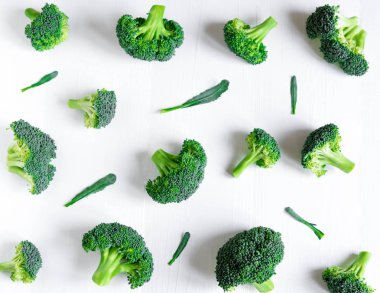 Fotoğraf afiş brokoli ile için. Diyet afiş. Brokoli Beyaz ahşap zemin üzerinde fotoğrafı