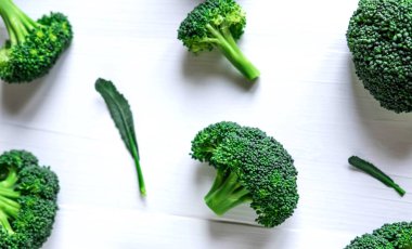 Brokoli desen. Diyet desen, banner. Brokoli Beyaz ahşap zemin üzerinde fotoğraf. Vegans, organik gıda, diyet