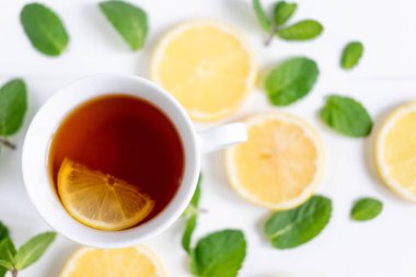 Bir fincan çay nane ve limon ile birlikte. Çay soğuk algınlığı için. Doğal tedaviler hastalığı için. C vitamini.