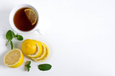 Bir fincan çay nane ve limon ile birlikte. Çay soğuk algınlığı için. Doğal tedaviler hastalığı için. C vitamini.