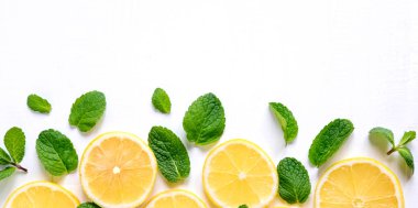 Limon, portakal dilimleri ve nane ile beyaz arka plan. Kavram taze meyve ile. Limon, portakal, nane. Yukarıdan görüntüleyin. C vitamini çay.