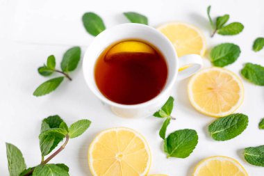 Bir fincan çay nane ve limon ile birlikte. Soğuk çay. Doğal tedaviler hastalığı için. Vitamin C. siyah çay limon ile