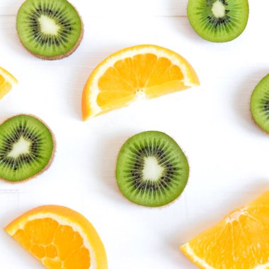 Dilimlenmiş taze kivi ve turuncu. Profil, tasarım, meyve ile yazdırma için arka plan. Portakal ve kivi ile banner için temel. Taze ve natkralnye vitamin. Sağlıklı gıda.