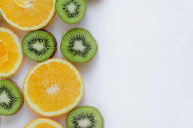 Dilimlenmiş taze kivi ve turuncu. Profil, tasarım, meyve ile yazdırma için arka plan. Portakal ve kivi ile banner için temel. Taze ve natkralnye vitamin.