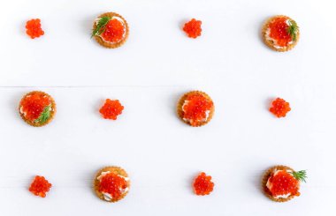 Kırmızı havyar ile sandviç ile bir başlık için temel. Baskı tasarımı, web sitesi, afiş, el ilanı için somon havyar.