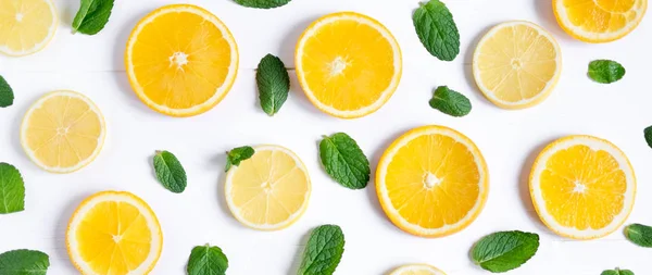 Limon, portakal dilimleri ve nane ile beyaz arka plan. Kavram taze meyve ile. Limon, portakal, nane. Yukarıdan görüntülemek.