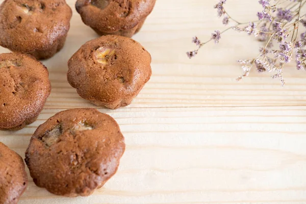 Foto Van Zelfgemaakte Muffins Met Droge Bloemen Houten Achtergrond Homemade — Stockfoto