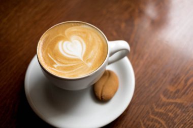 Fincan kahve ile. Sabah bir kafede kahve. Fotoğraf Dergisi, Makale.