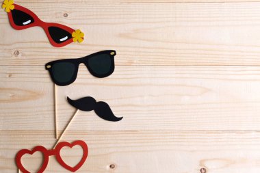 Bıyık sahne ve fotoğraflar için bardakları ile banner için temel. Kağıt bıyık ve gözlük metin için çerçeve. Fotoğraf çekme ve çocuk tatil, partiler akşam bayrağı