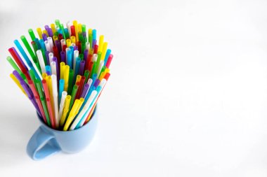 Plastik tüpler Kupası ile bir başlık için arka plan. Kokteyl tüpler ile bir başlık için çerçeve. Parti afiş